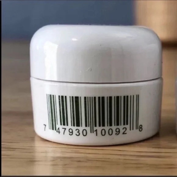 5/$25 ***COUNTS AS 2*** La Mer The Moisturizing Soft Cream 3.5mL Deluxe Sample - Picture 2 of 6